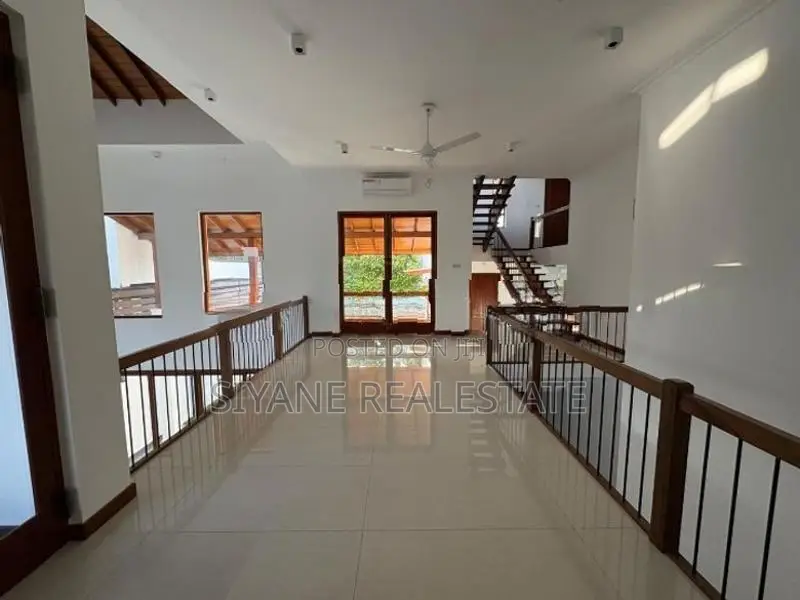 Luxury 3-Storey House with Rooftop Bar for Sale – Kotte