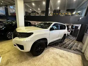 Toyota Land Cruiser Prado TRJ150 Black Edition 2023