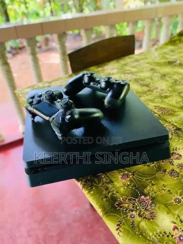 Sony Playstation 4 Slim 500 GB With Two Controllers