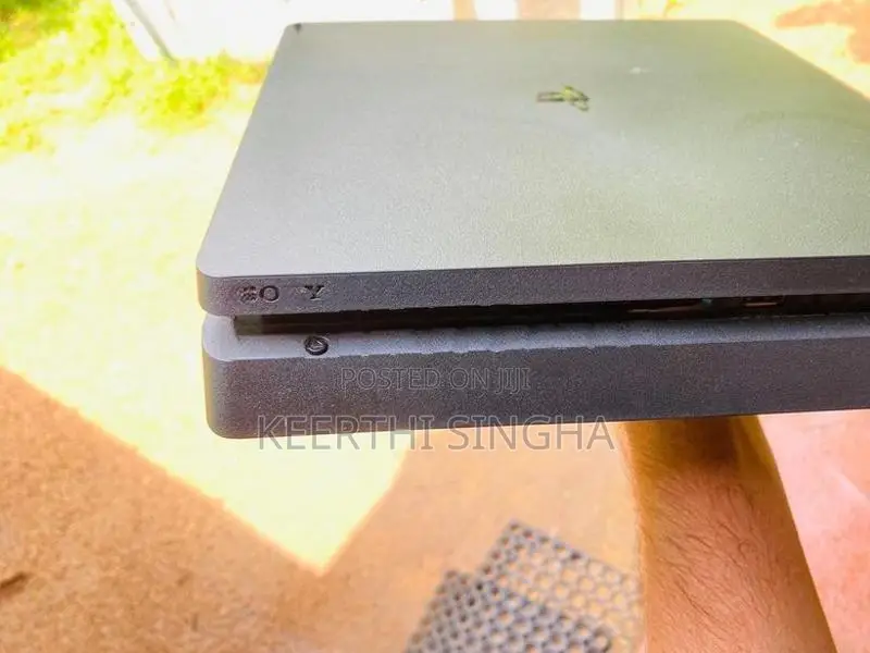 Sony Playstation 4 Slim 500 GB With Two Controllers