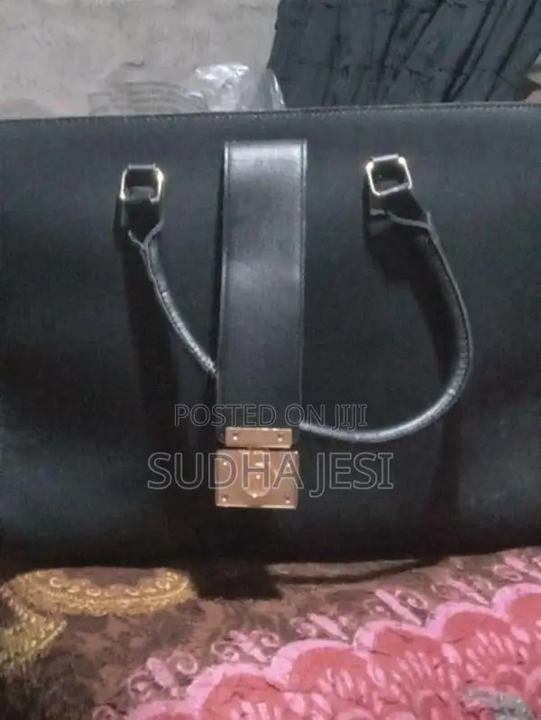 Crevavia Black Leather Handbag