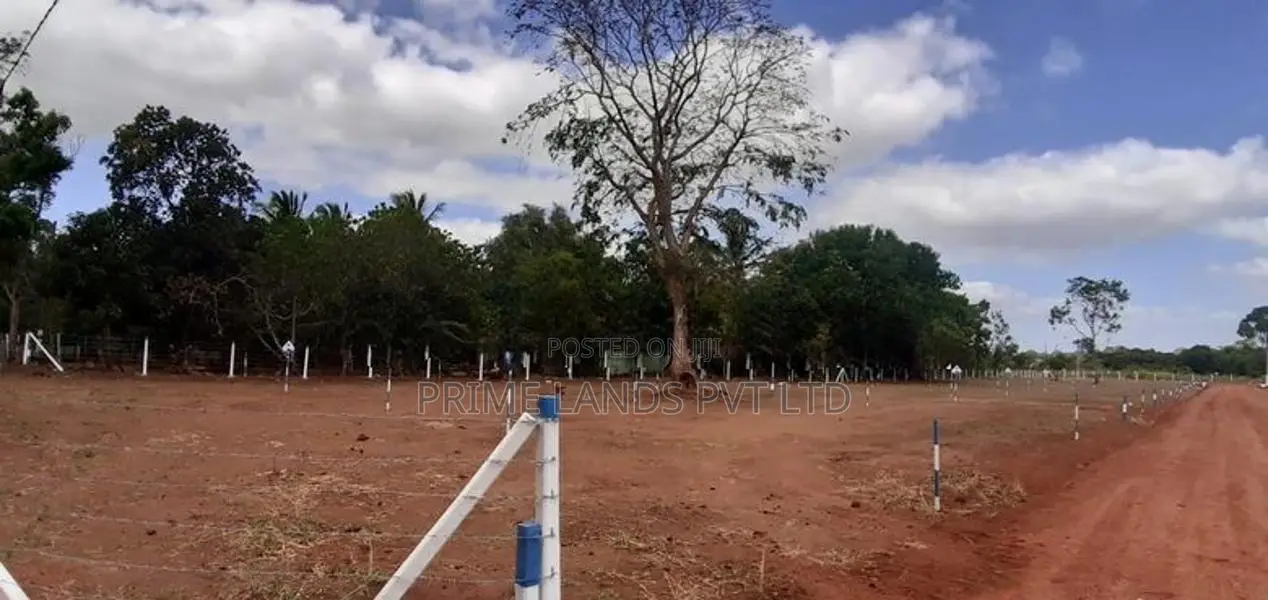 අනුරාධපුර පුත්තලම් පාරට නුදුරින් බිම්කොටස්