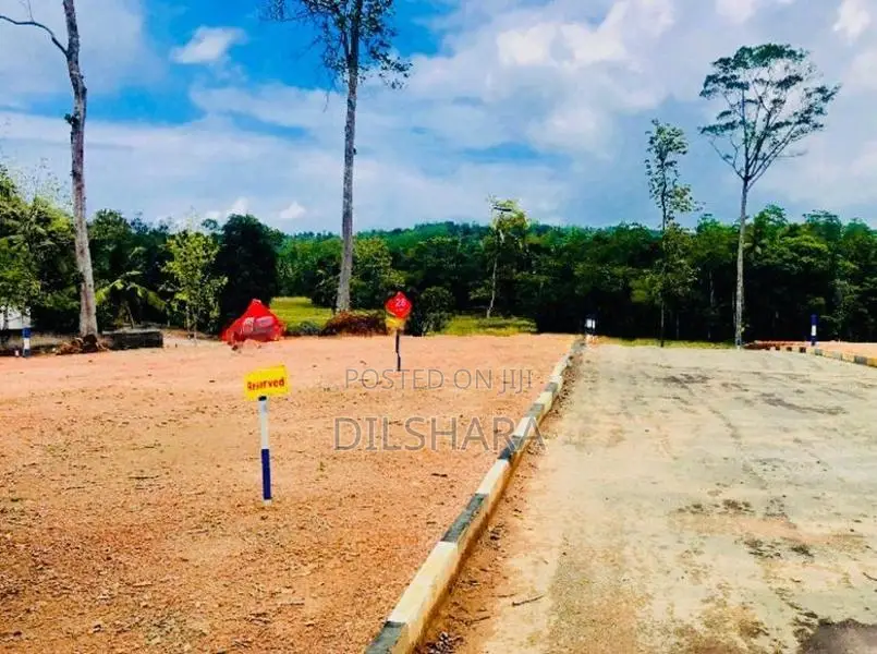 කැකනදුර බස් පාරෙන් ඉඩමක්