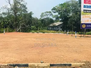 කැකනදුර බස් පාරෙන් ඉඩමක්