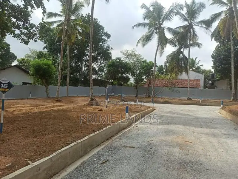 Land In Kadawatha