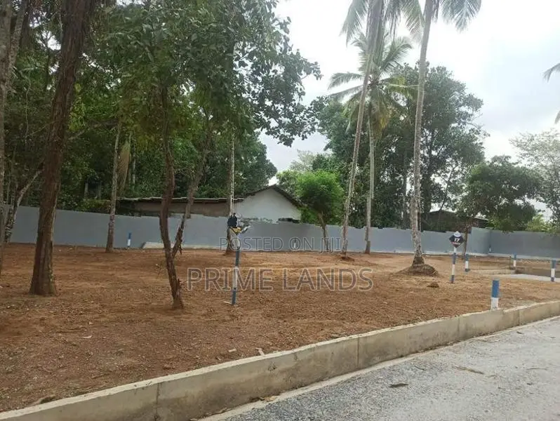 Land in Kadawatha