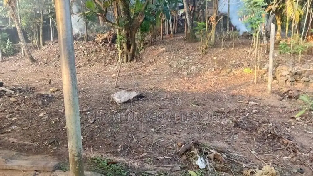 පර්චස් 27ක බිම් කොටසකි Gurugalla