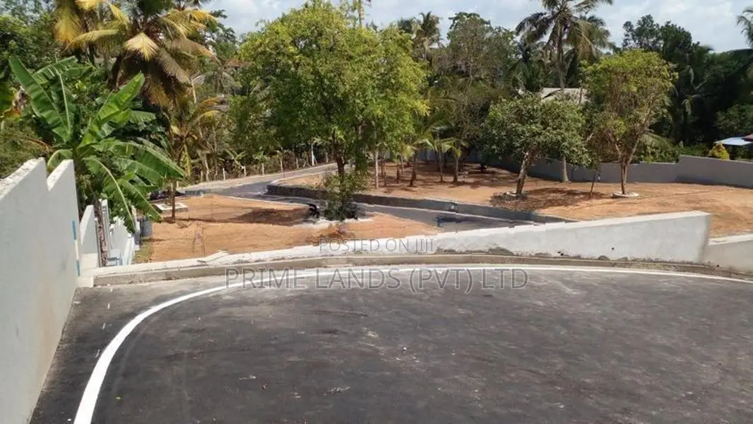 ගාල්ල කරාපිටිය රෝහල පාරෙන් බිම් කොටස්