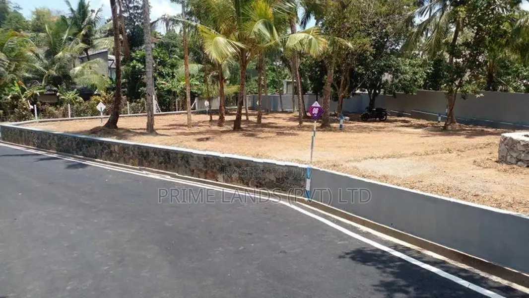 ගාල්ල කරාපිටිය රෝහල පාරෙන් බිම් කොටස්