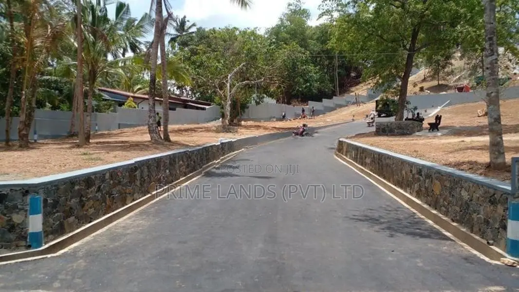 ගාල්ල කරාපිටියේ නෙවාසික භාවිතයට බිම් කොටස්