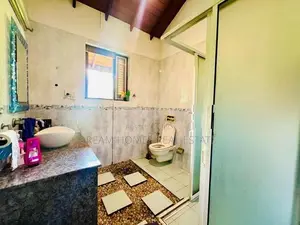 4 Bedroom Modern Luxury House in Thalapathpitiya