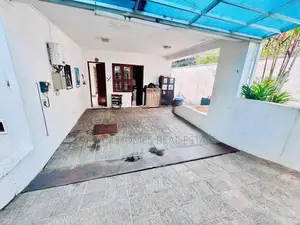 4 Bedroom Modern Luxury House in Thalapathpitiya