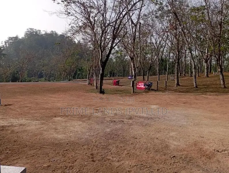 කනන්විල උඩුව බස් පාරට මුහුනලා බිම් කොටස්