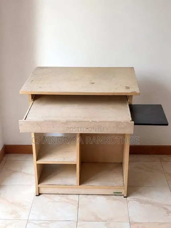 Damro පරිගණක මේසයක්