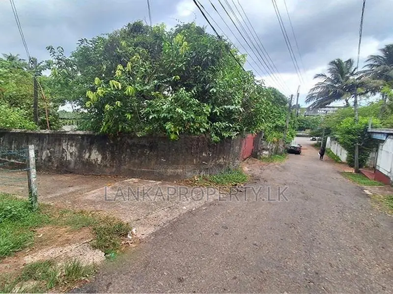 Semi Commercial Land for Sale in Close to Kadawatha Town.