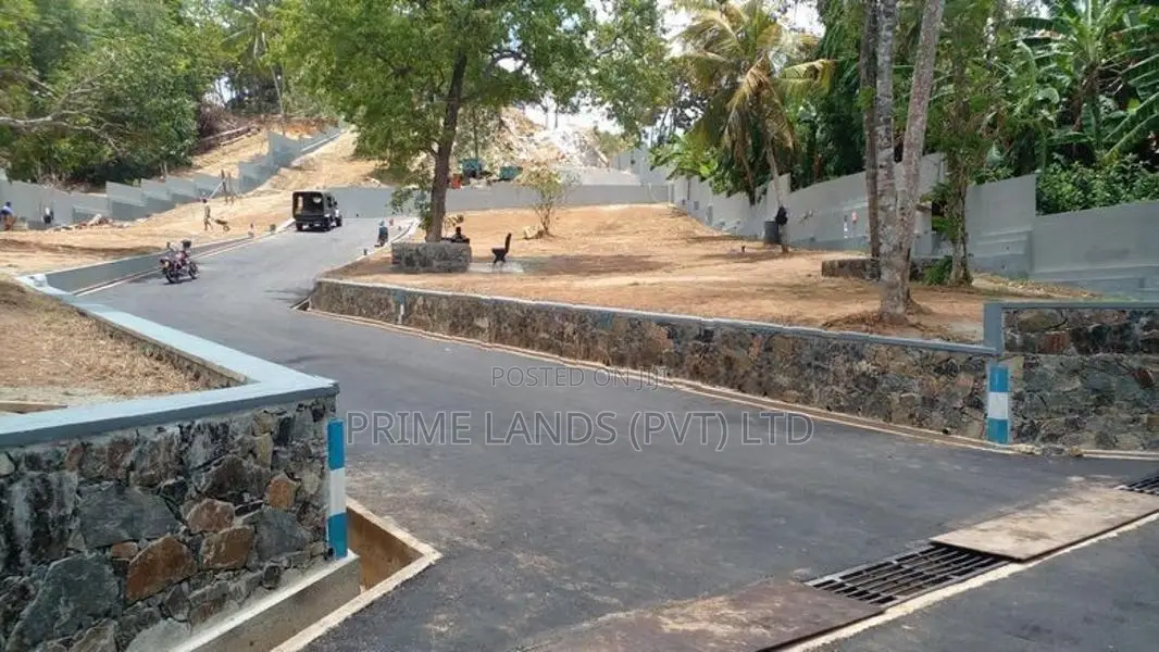 ගාල්ල කරාපිටියෙන් නේවාසික භාවිතයට බිම් කොටස්