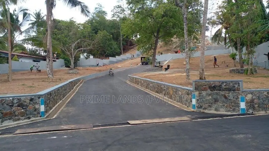 ගාල්ල කරාපිටියෙන් බිම් කොටස්