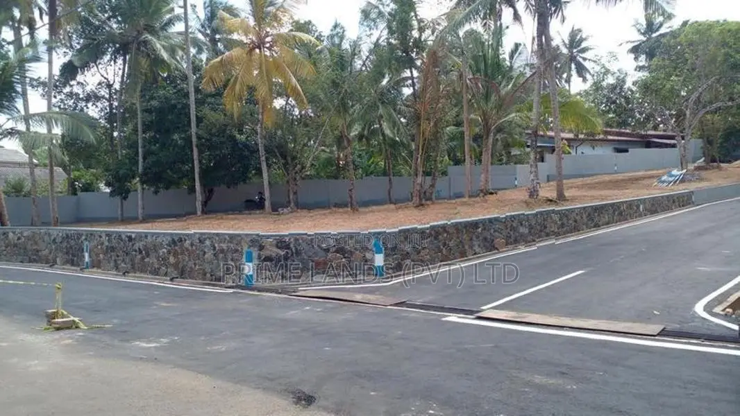 ගාල්ල කරාපිටියෙන් නේවාසික භාවිතයට බිම් කොටස්