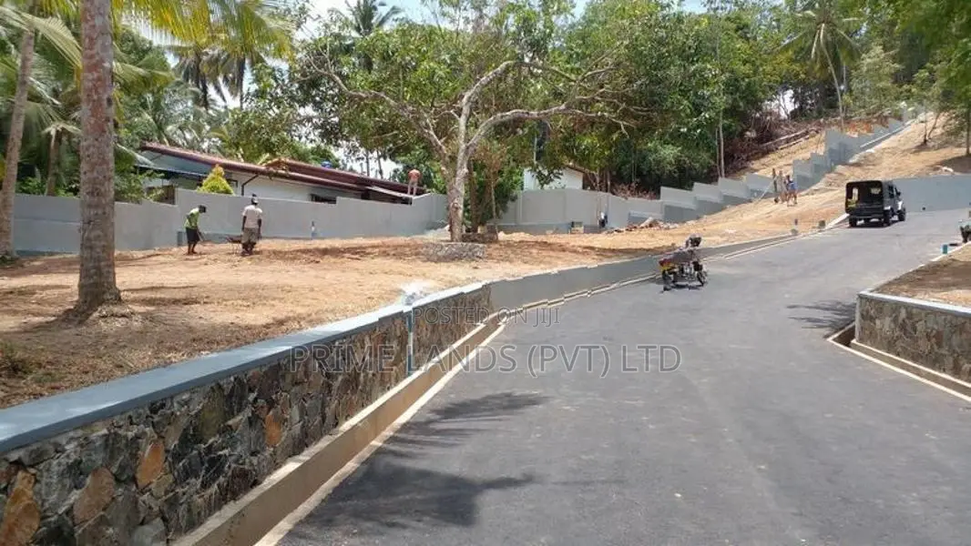 කරාපිටිය රෝහල පාරෙන් බිම් කොටස්