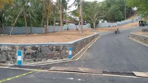 කරාපිටිය රෝහල පාරෙන් බිම් කොටස්