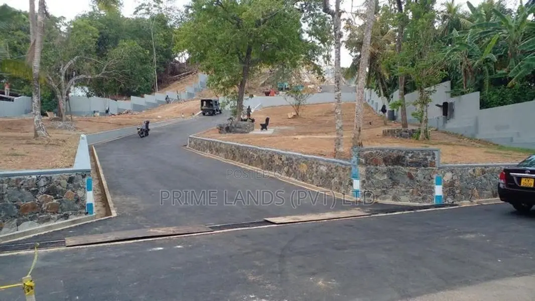 කරාපිටිය රෝහල පාරෙන් බිම් කොටස්
