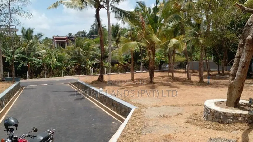 කරාපිටිය රෝහල පාරෙන් බිම් කොටස්