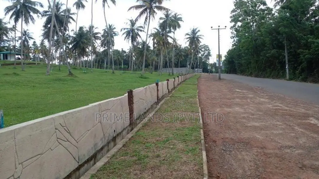 මාතර ලැබීම නව රෝහල පාරෙන් ඉඩමක්
