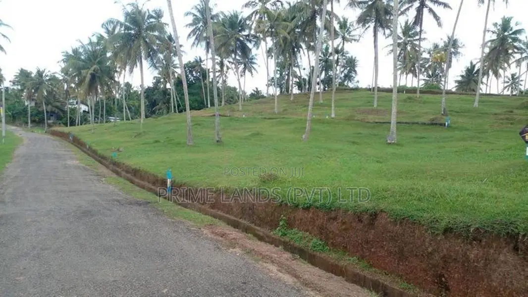 මාතර ලැබීම නව රෝහල පාරෙන් ඉඩමක්