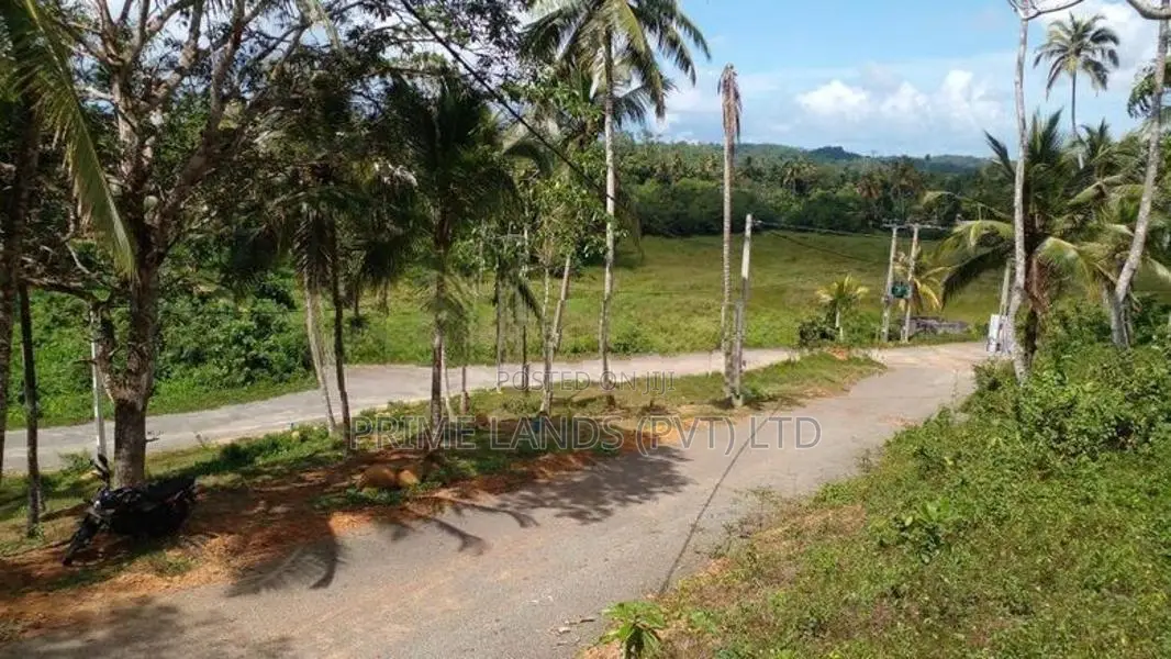 හබරාදුවෙන් නේවාසික භාවිතයට ඉඩමක්