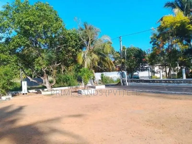 ගාල්ල බද්දේගම පාරට මුහුණලා බිම් කොටස්