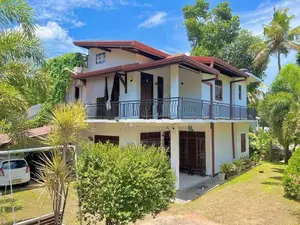 පරිචස් 20 මහල්3 නිවසක් විකිනිමට මොරටුව