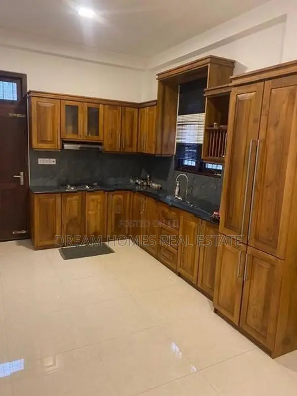 පර්චස් 10.5. Two Storey House for Sale in Athurugiriya
