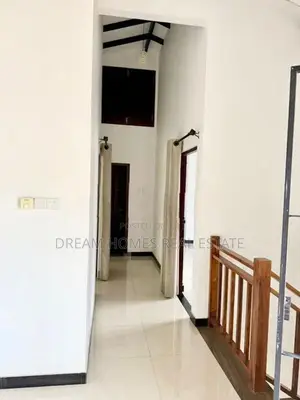 පර්චස් 10.5. Two Storey House for Sale in Athurugiriya