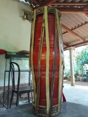 ඇහැල කොටයකින් සාදන ලද බෙරයක්