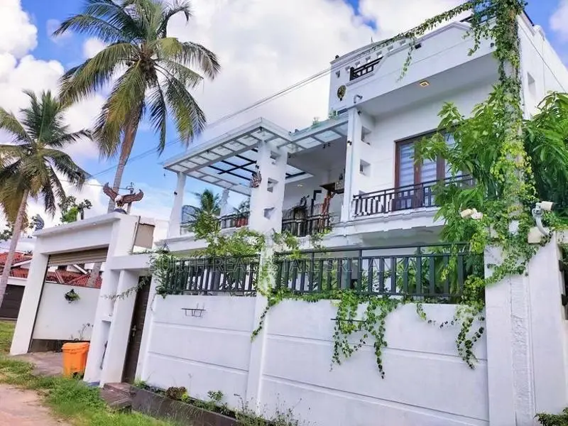 5 Rooms Box Type Luxury House For Sale in Negombo
