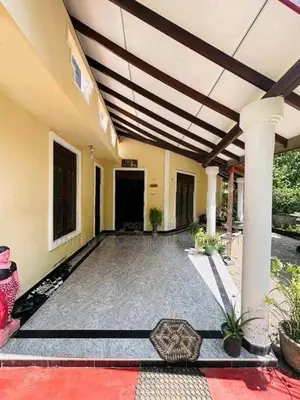 කුරුණෑගල - පුත්තලම ප්‍රධාන මාර්ගයේ 900m දුරින් දෙමහල් නිවසක් විකිණීමට