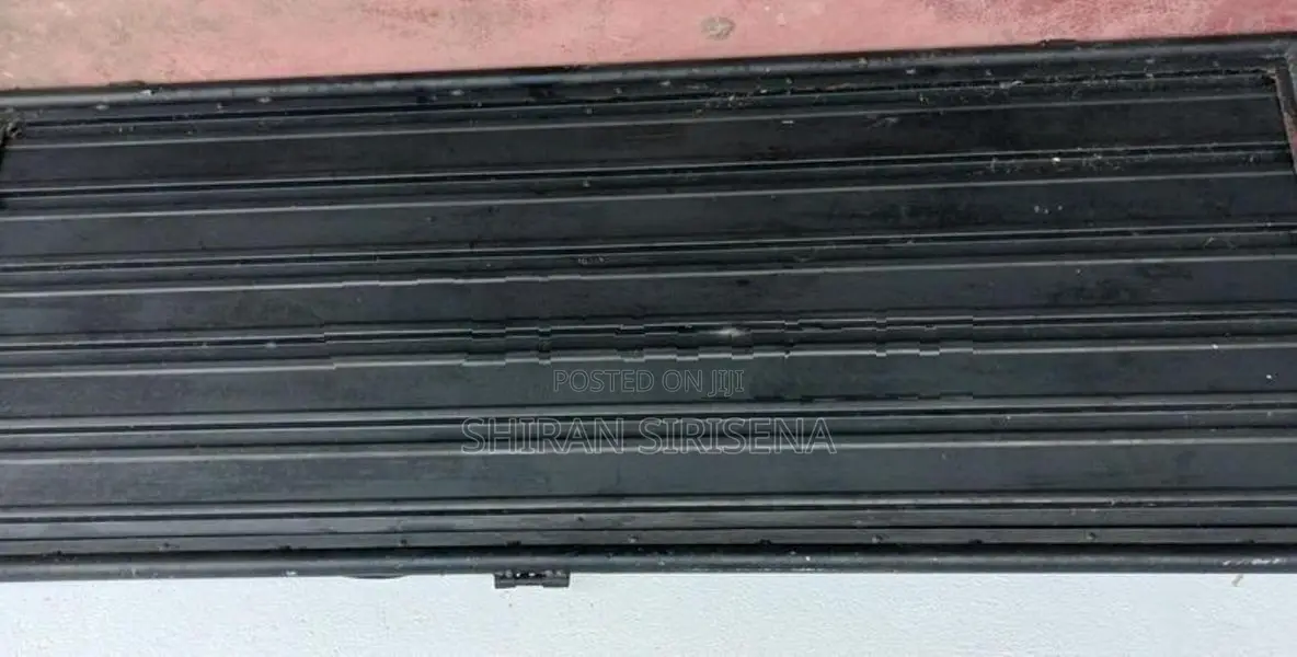 යකඩ දොරවල් දෙකක්