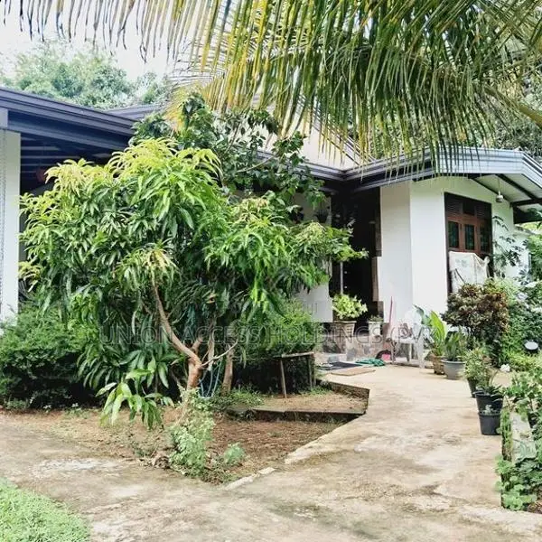 කුරුණෑගල කැප්පිට්ගල මාර්ගයේ මීගොල්ල හංදියට ආසන්න නිවසක් විකිණීමට