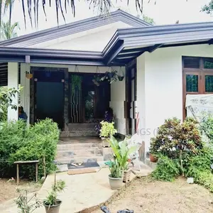 කුරුණෑගල කැප්පිට්ගල මාර්ගයේ මීගොල්ල හංදියට ආසන්න නිවසක් විකිණීමට