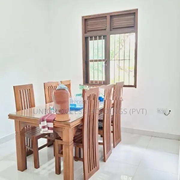 කුරුණෑගල කැප්පිට්ගල මාර්ගයේ මීගොල්ල හංදියට ආසන්න නිවසක් විකිණීමට