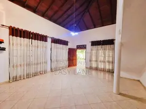 මිනුවන්ගොඩ යාගොඩමුල්ලෙන් අඩක් නිමකළ දෙමහල් නිවසක්