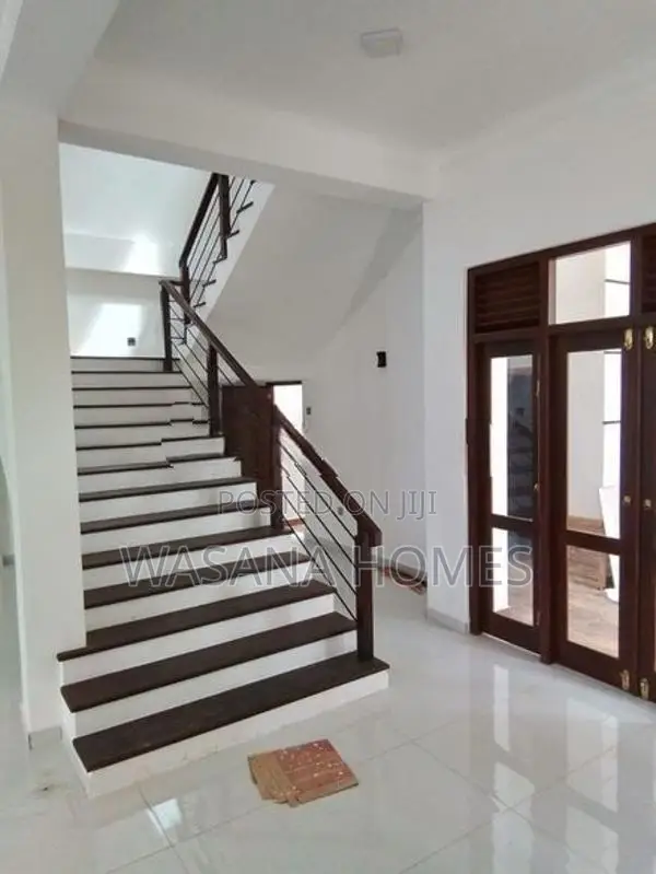 Spacious brand new 3 Story House for sale Kotte