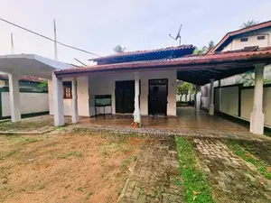මිනුවන්ගොඩ යාගොඩමුල්ලෙන් අඩක් නිමකළ දෙමහල් නිවසක්