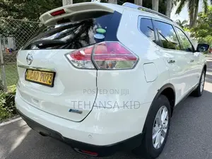 Nissan X-Trail Hybrid 2015