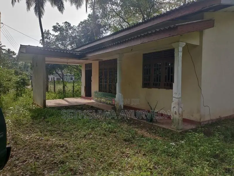 House with 33 Perches Land for Sale – Kalagedihena