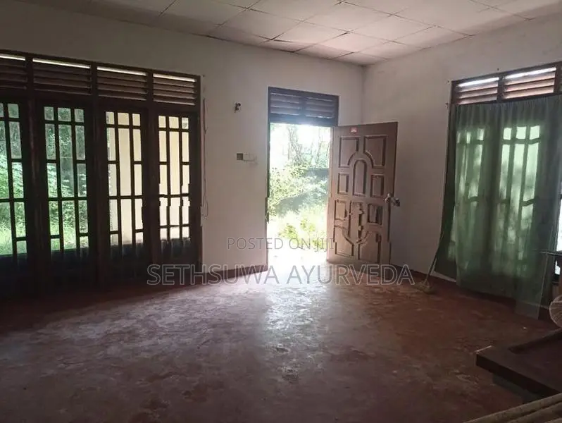 House with 33 Perches Land for Sale – Kalagedihena