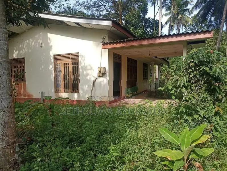 House with 33 Perches Land for Sale – Kalagedihena