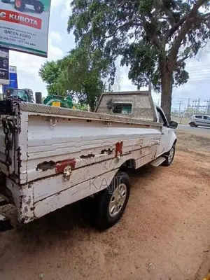 Tata Xenon 2016