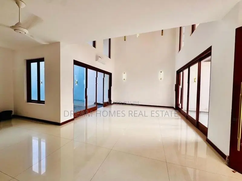 Luxury 3-Story Residence with Rooftop Bar & Pool – Kotte
