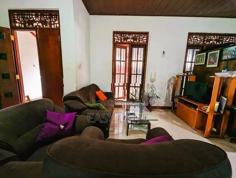 ගම්පහ නගර මධ්‍යයෙන් පදිංචියට සුපිරි නිවසක්